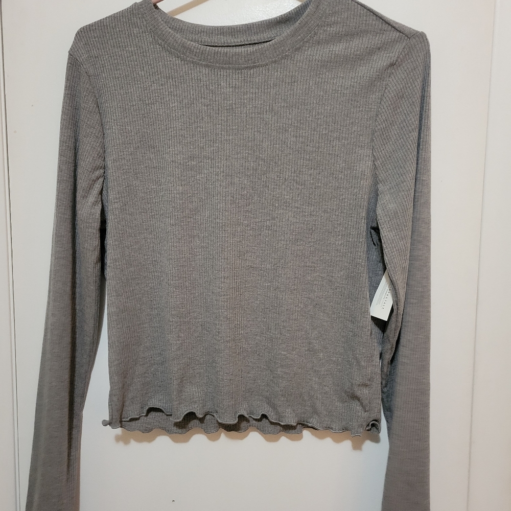 Grey ribbed lettuce hem long-sleeve